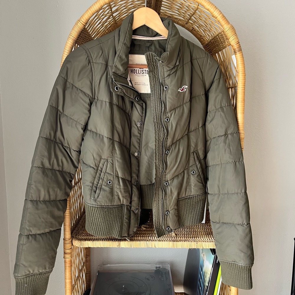 Hollister Army Green Puffer (no hood)